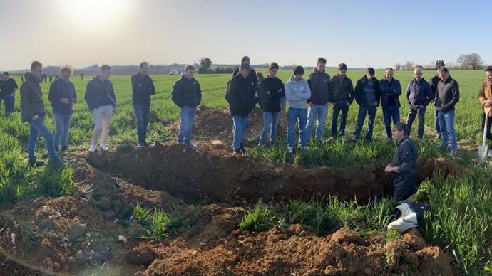 Frédéric Thomas analyse un profil de sol devant des adhérents du groupe coopératif Océalia, lors d’une des journées de présentation et de lancement des nouveaux groupes de progrès.